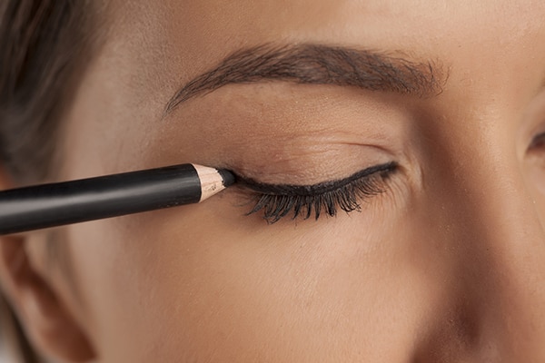 how to apply eyeliner