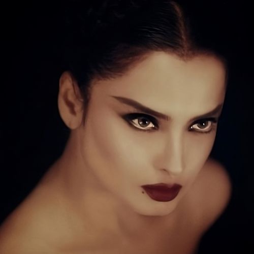 Rekha wearing smokey eyeliner and a dark lip