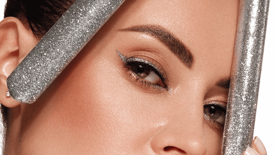 Step-by-step guide to eye-catching holographic eyeliner looks