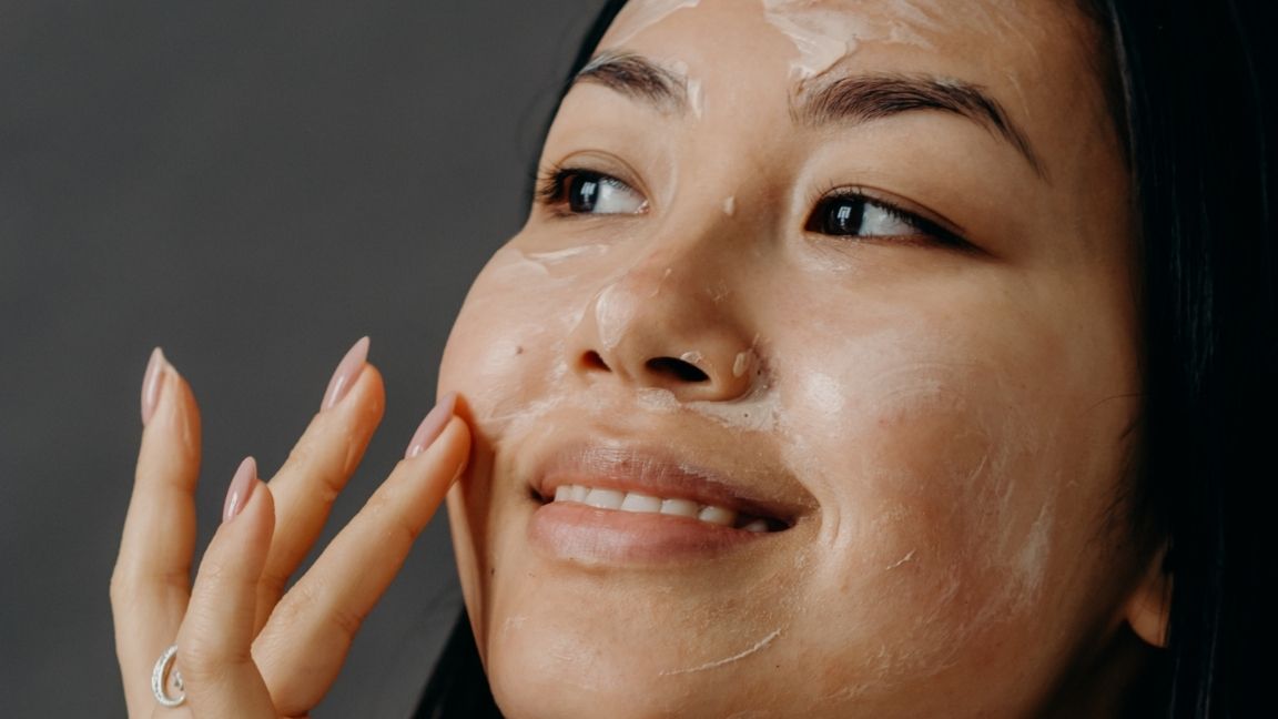 Effective moisturizers for oily skin to maintain balance and prevent greasiness