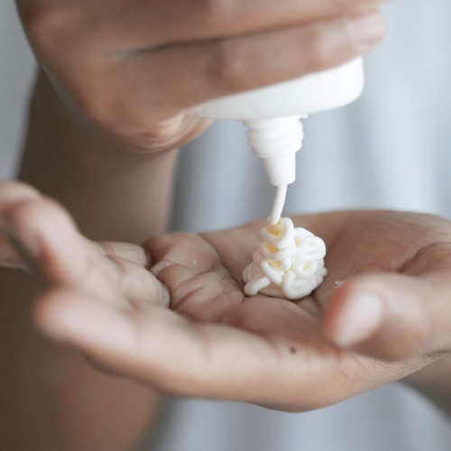 8 Reasons Why Sunscreen Stings Your Face & How to Prevent It