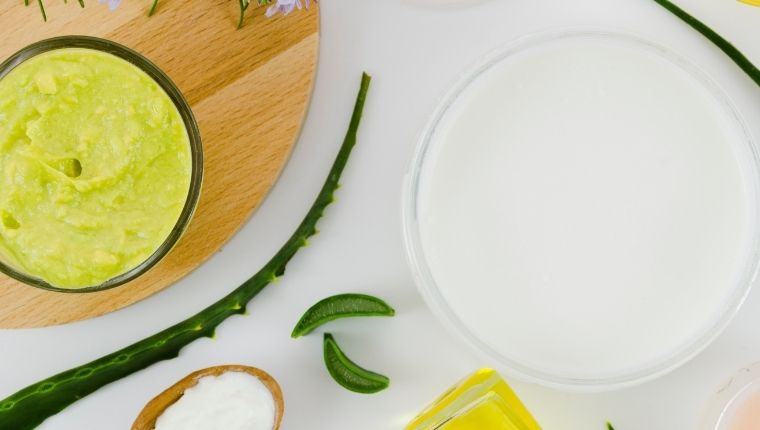 Aloe vera and yoghurt mask for dry hair