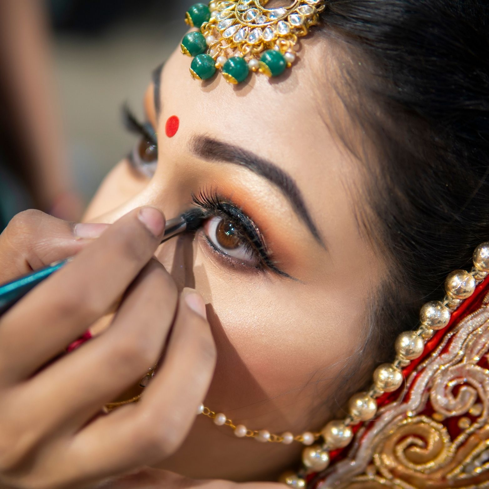 Learn-bridal-eye-makeup-steps-for-your-big-day