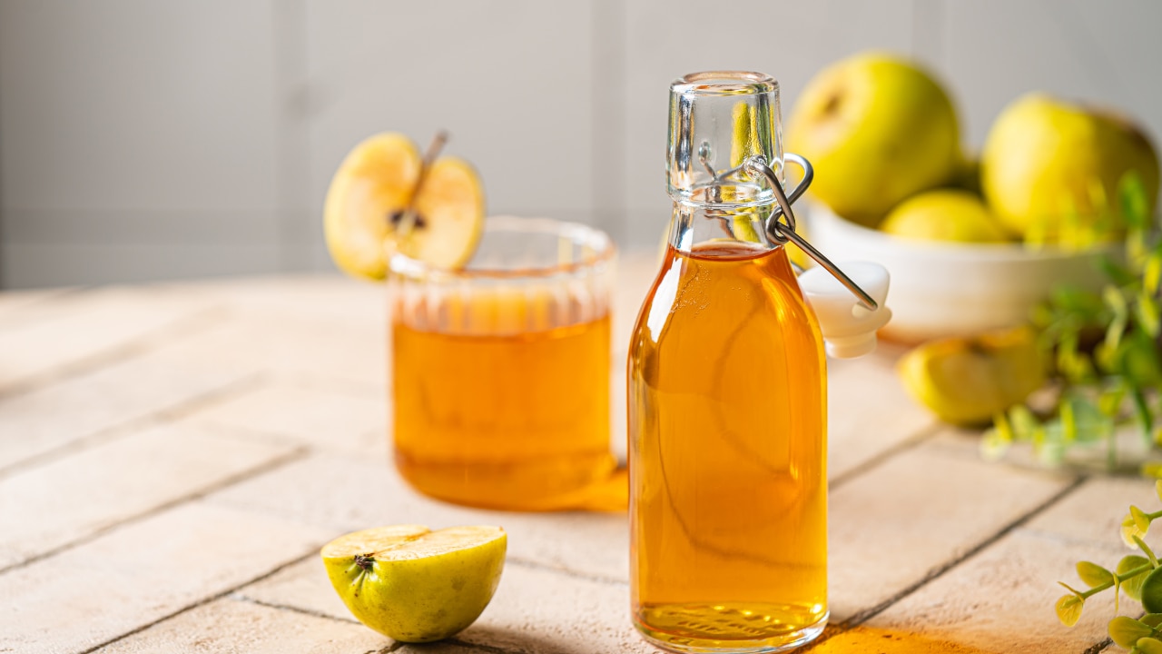 Vinegar and honey hair pack for straight hair