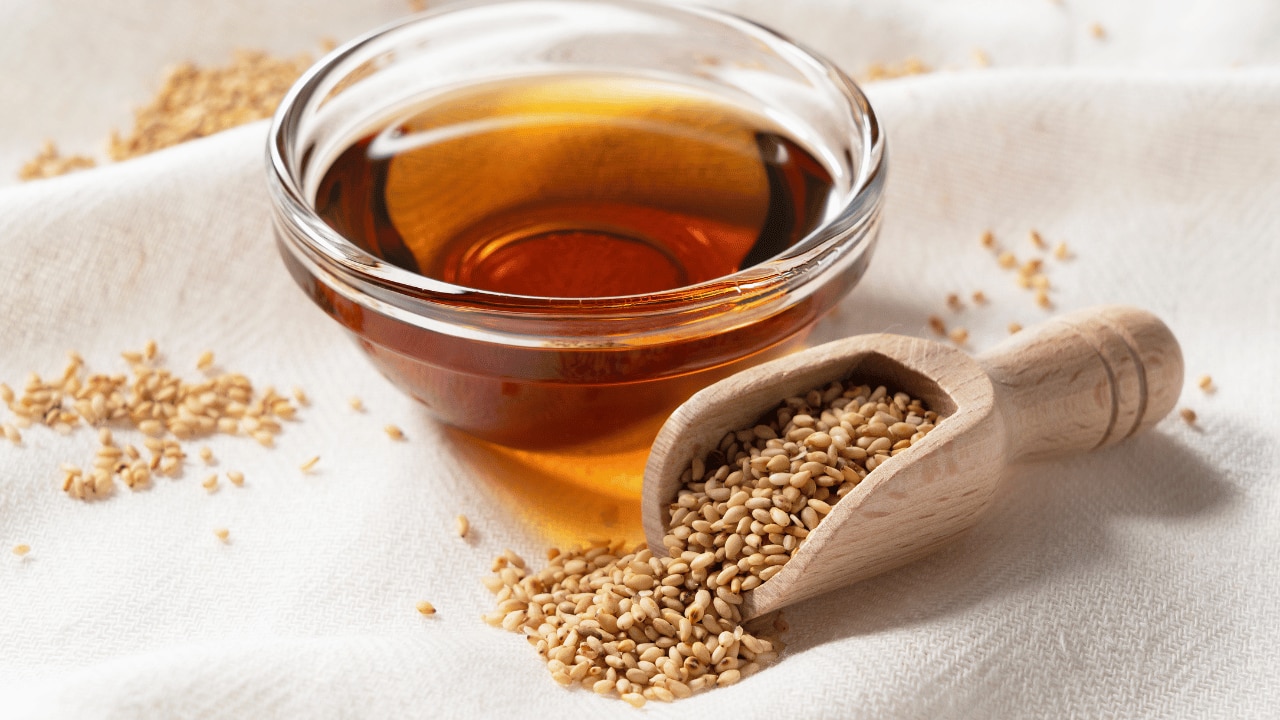 DIY carrot seed oil and sesame oil face mask