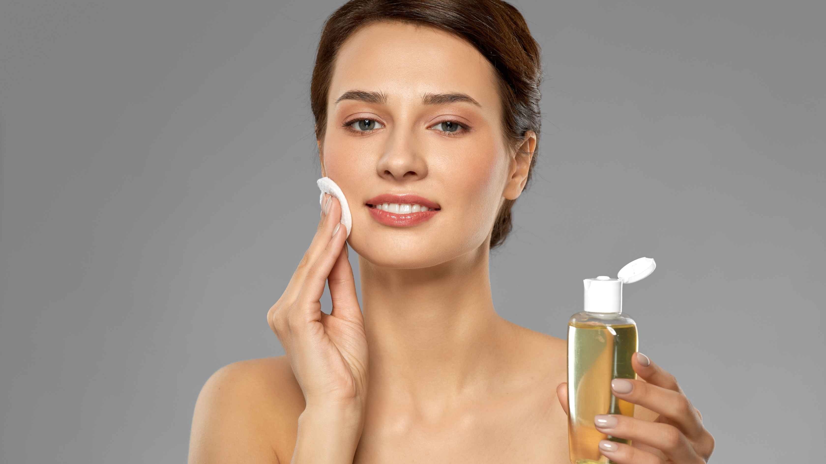 Tightens pores