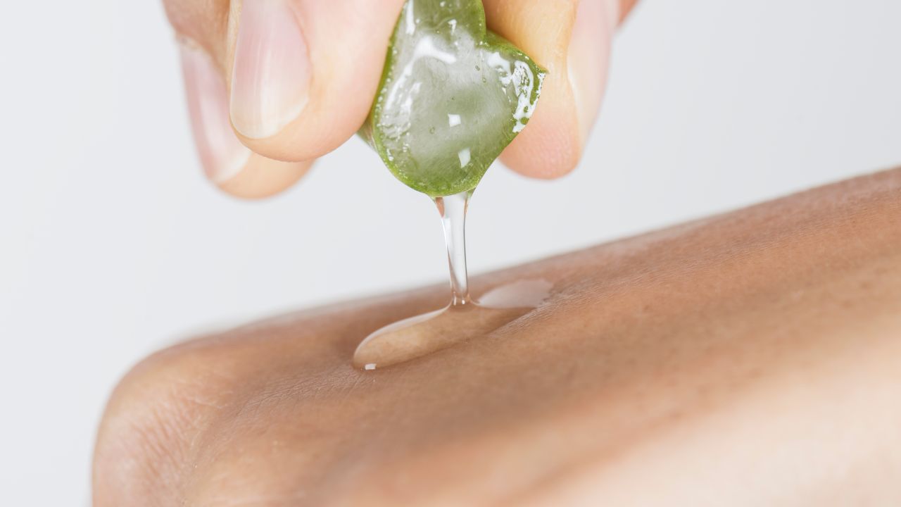 1. Pure aloe vera for acne