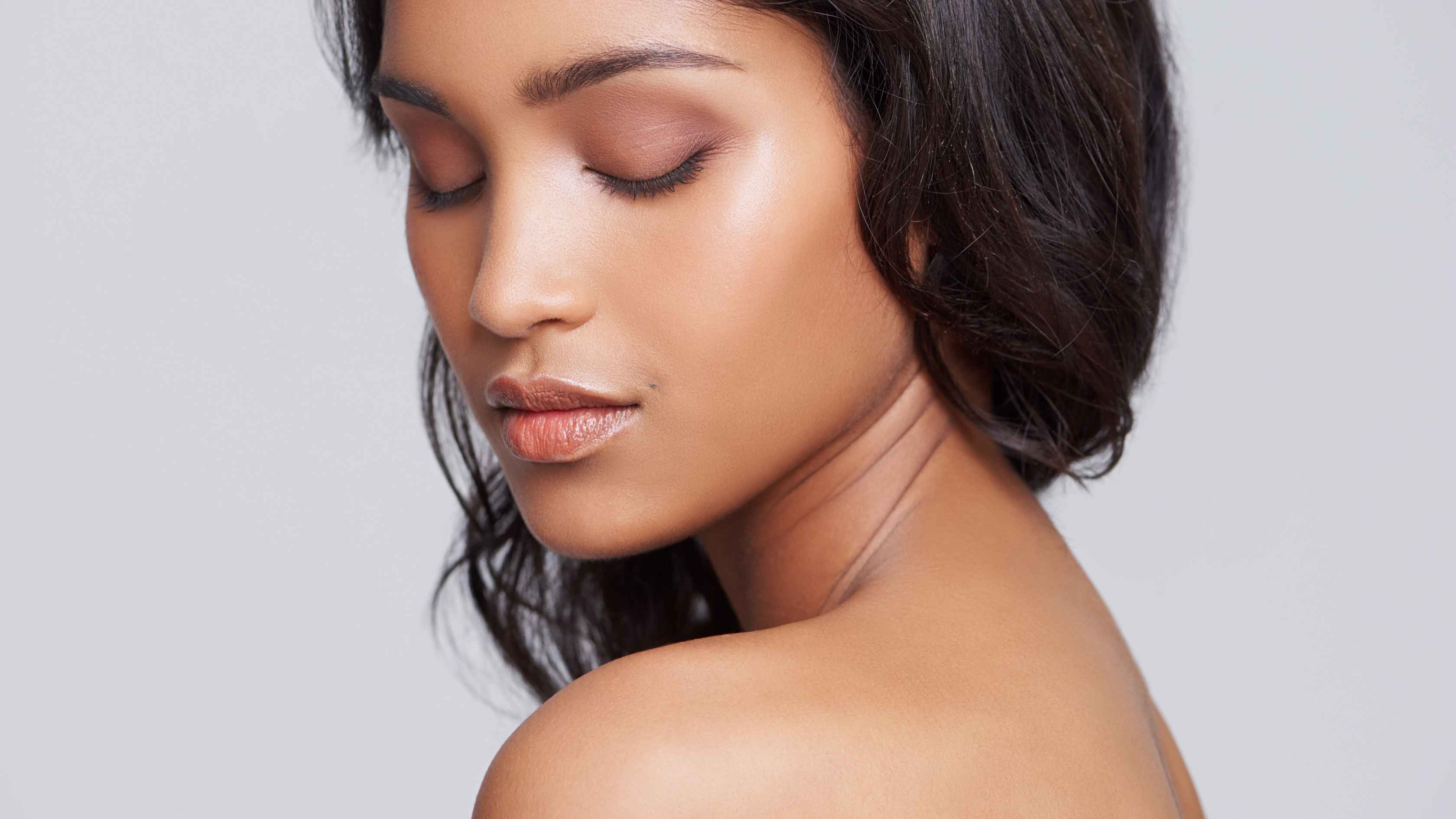 4. Lightens skin tone