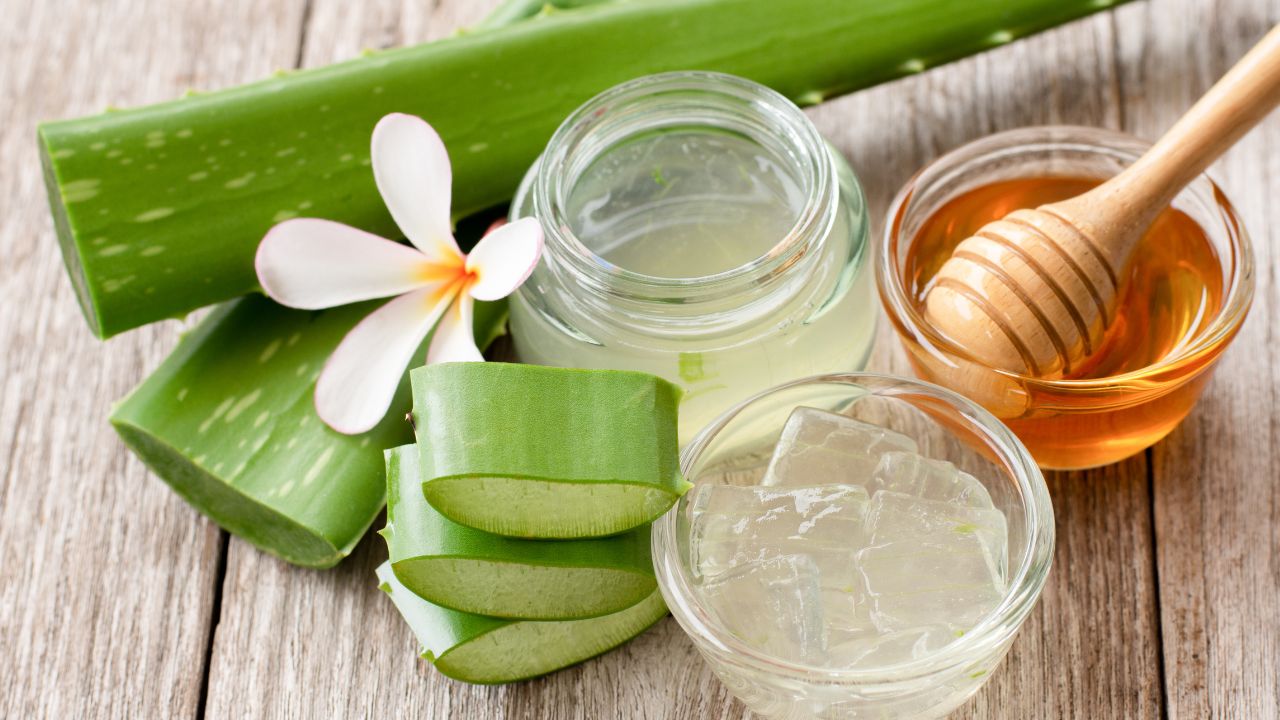 3. Aloe vera, honey and cinnamon