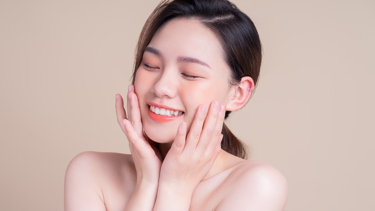 Brightens the skin