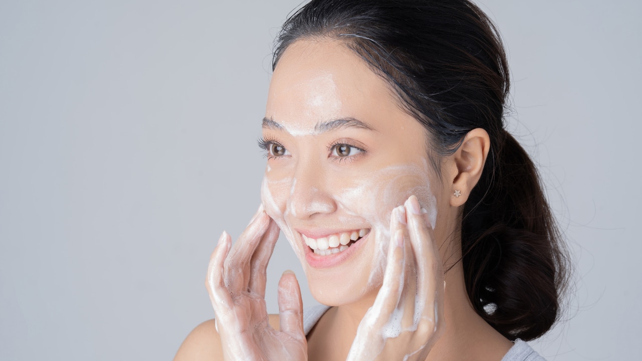 1.Cleanse your face well