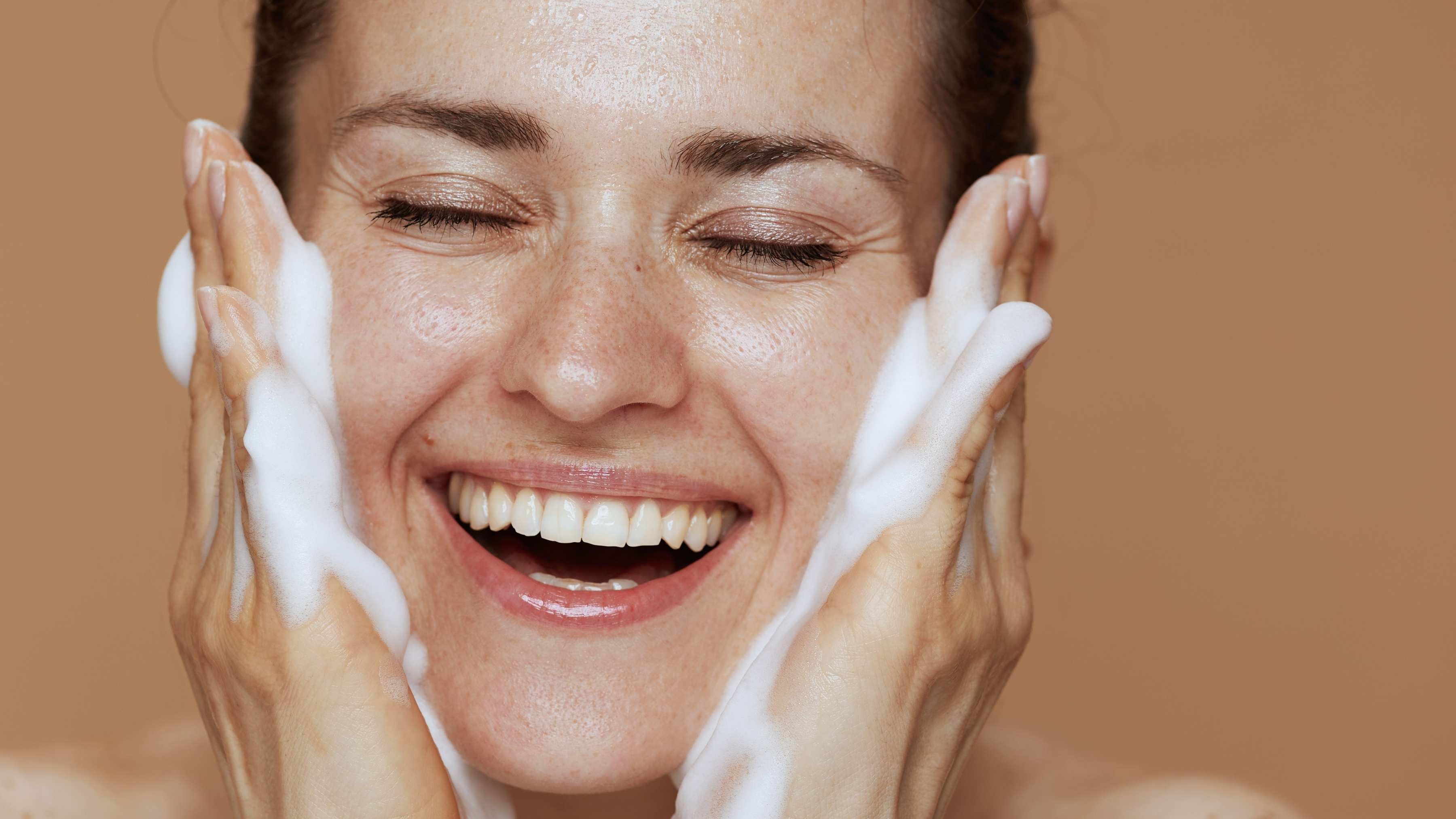 Face-wash-for-oily-skin-to-maintain-a-clear-complexion