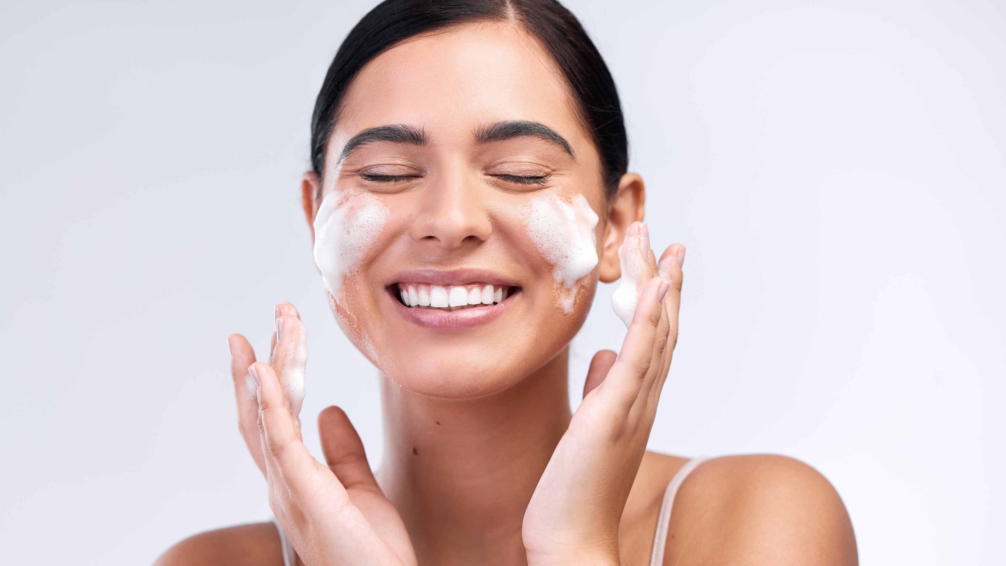 How to Use Face Wash for Oily Skin (Step by Step)