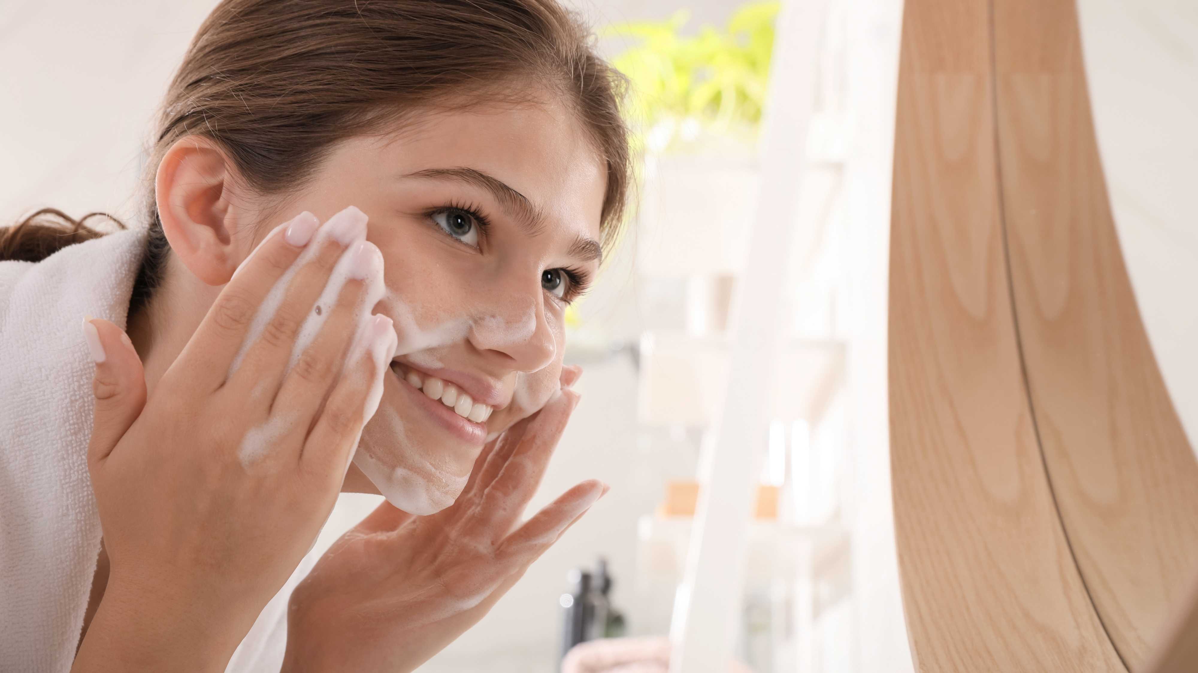 Key Benefits of Using a Face Wash for Oily Skin