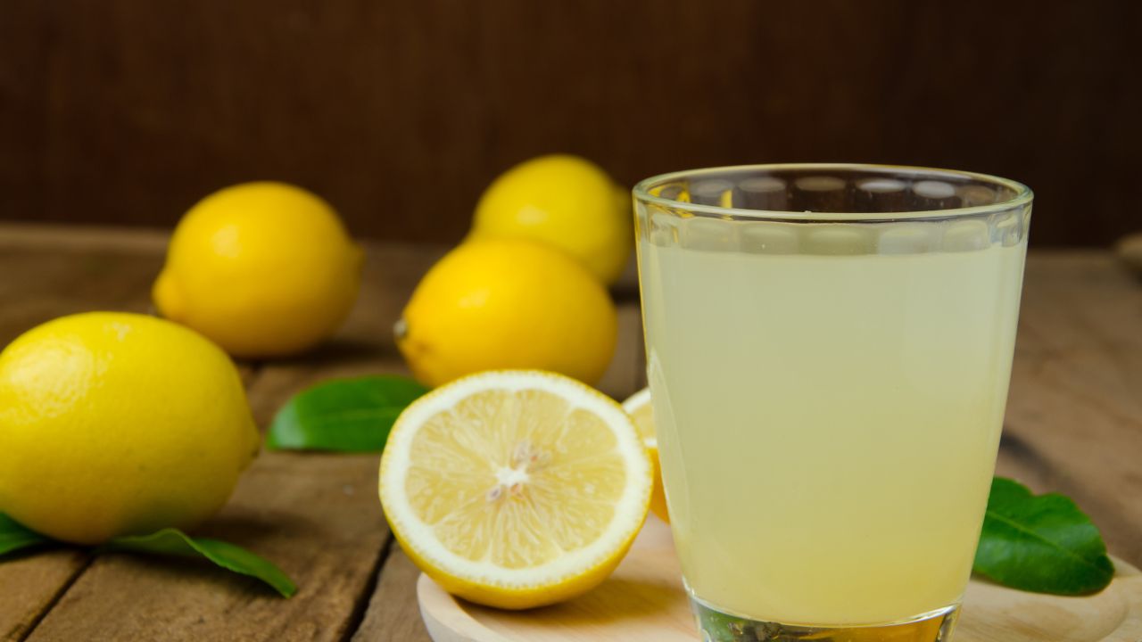 3. Mint and lemon juice pack