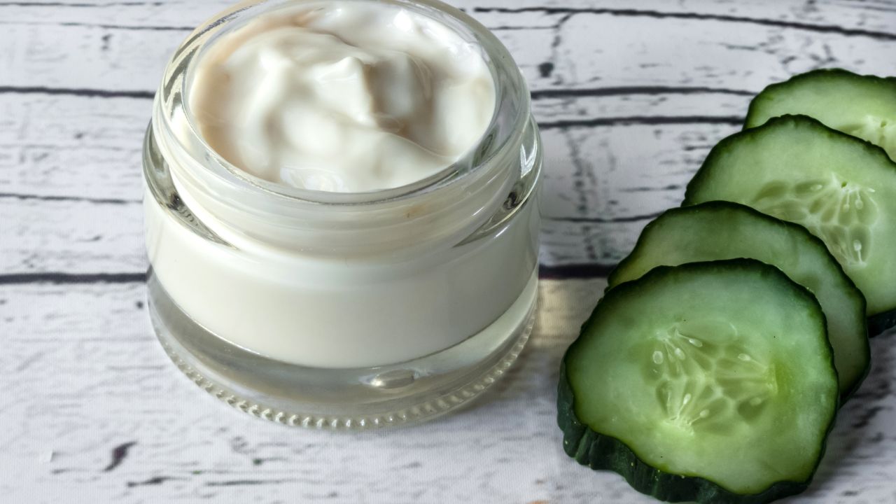 2. Pudina, oats and cucumber scrub