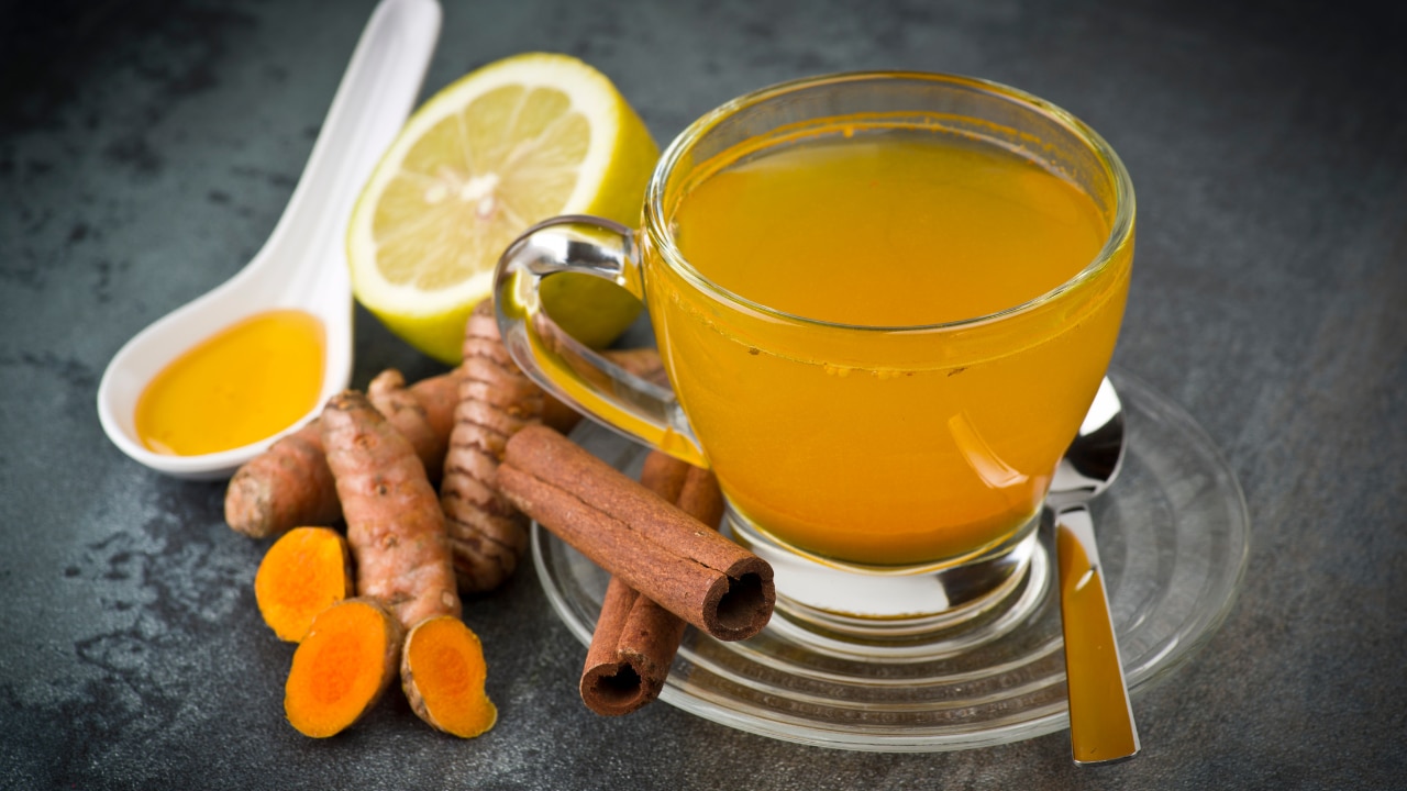 Turmeric face mask with lemon juice