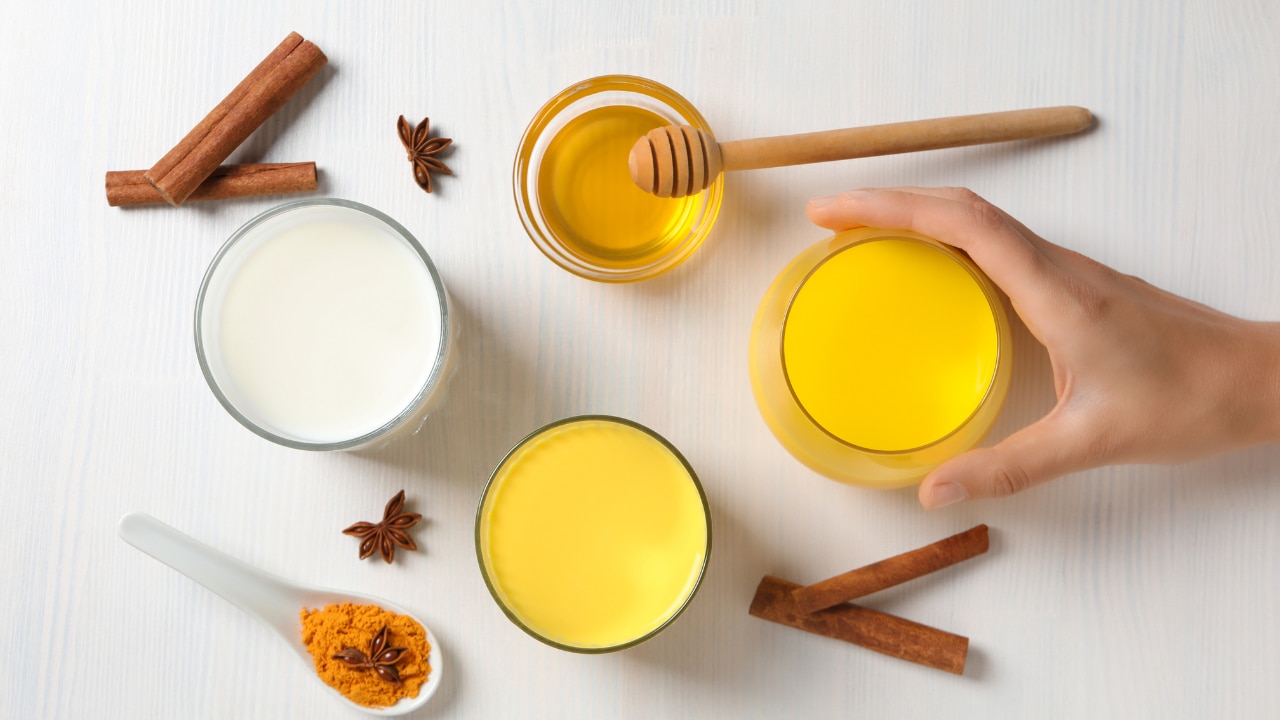 Turmeric face mask with milk and honey