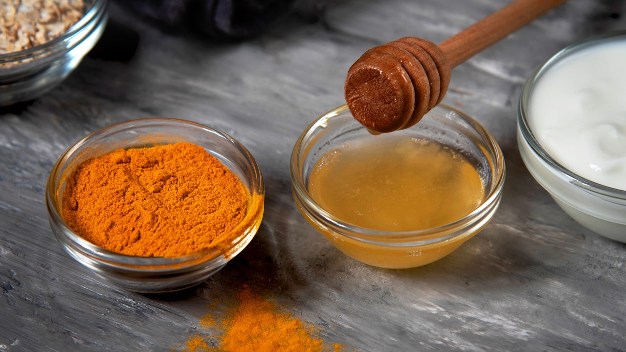 Turmeric face mask with oatmeal
