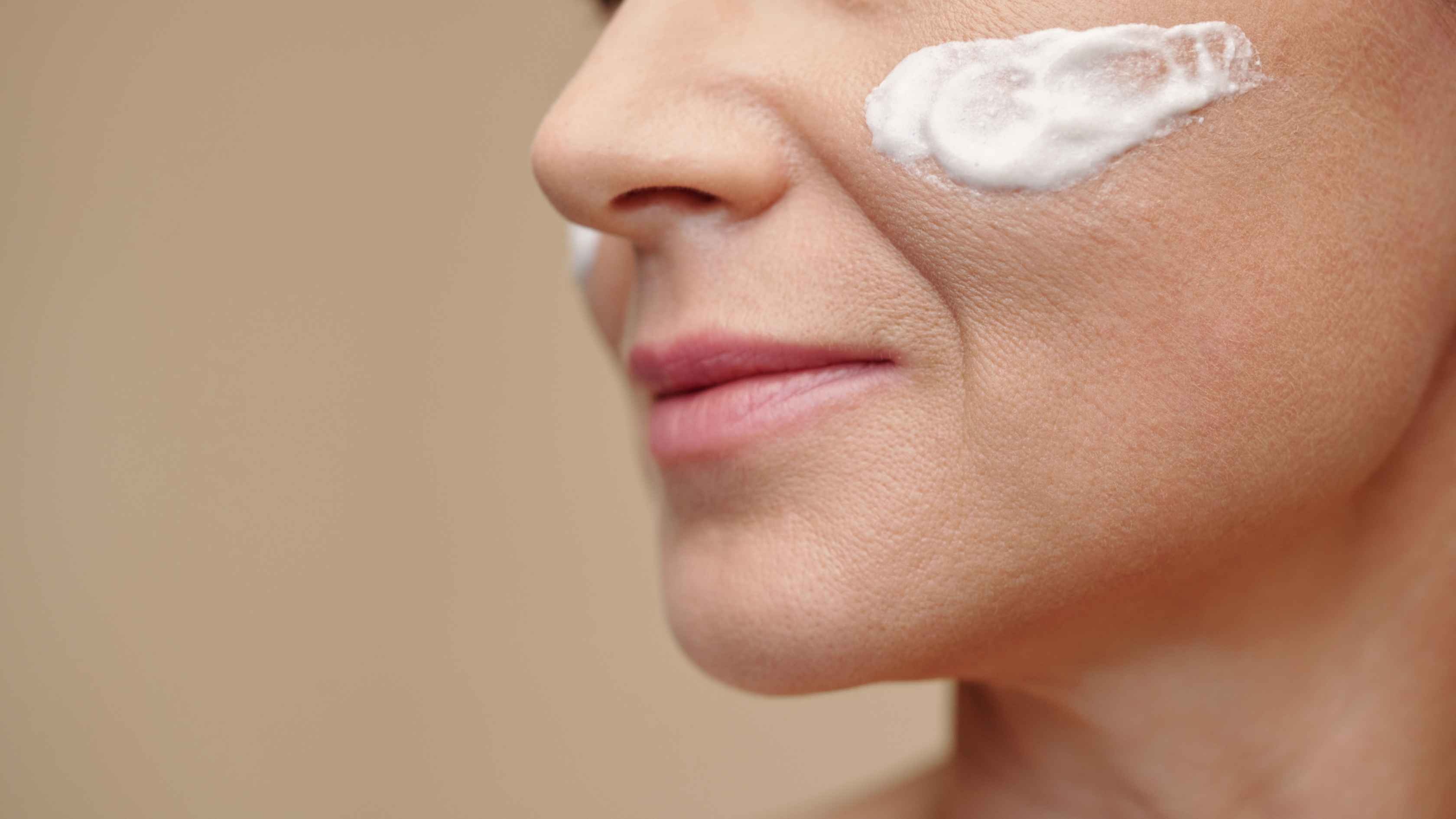 What are some expert tips to keep in mind while using benzoyl peroxide for acne?