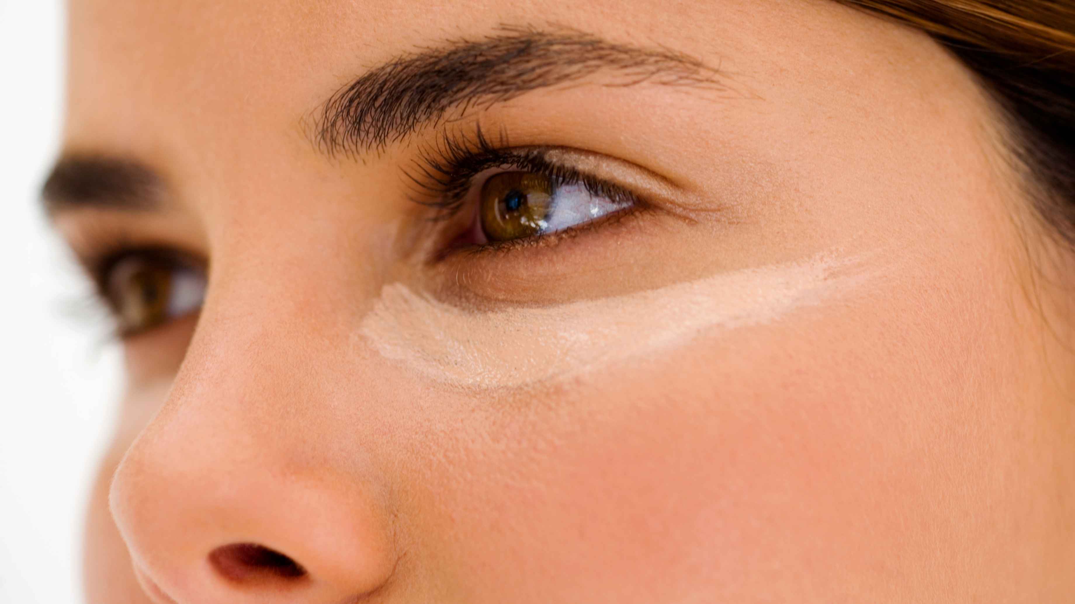 Pick the Right Concealer Shade as Per Your Face