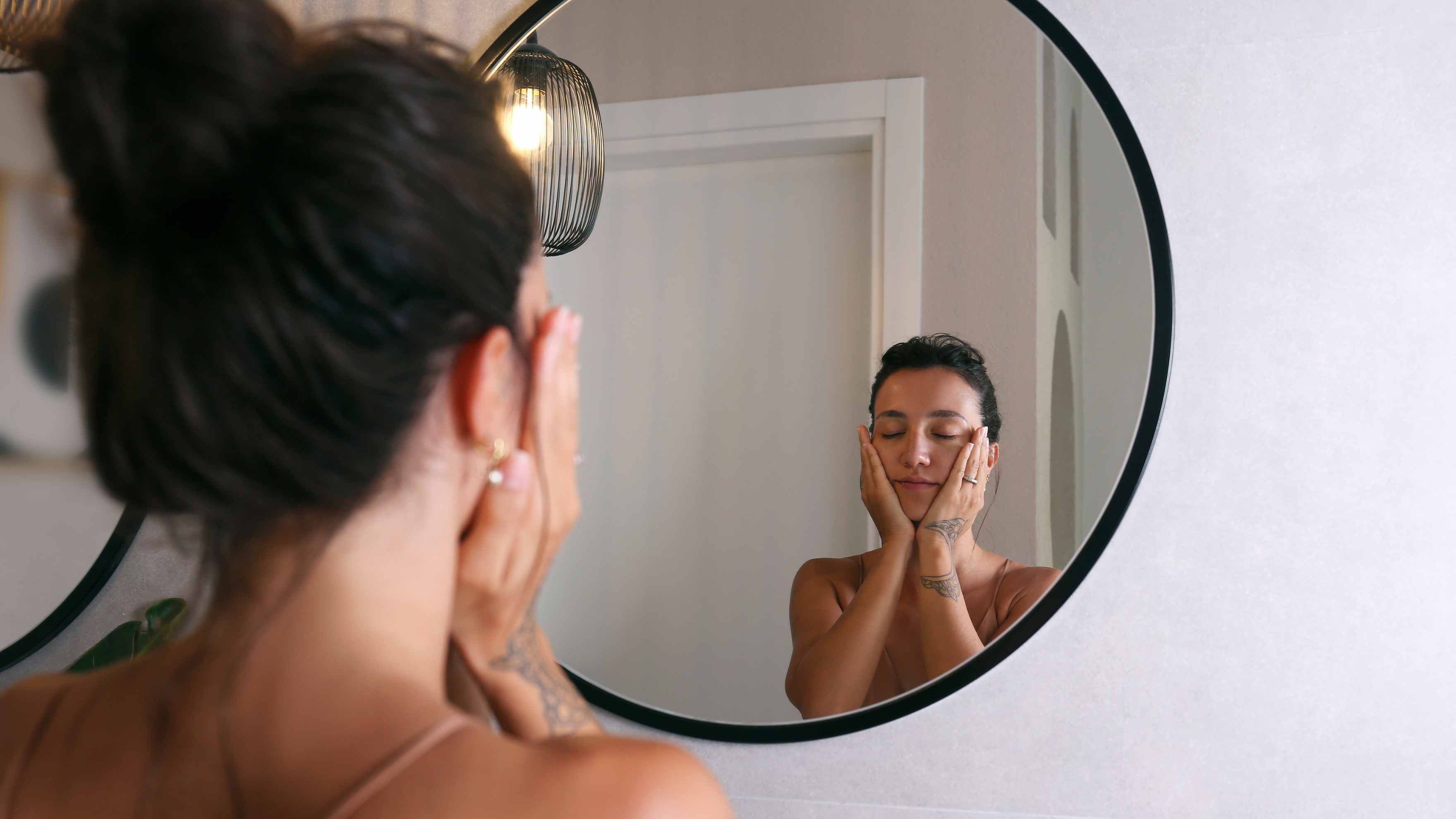Best Time to Apply Ice on Face: Morning vs. Night​