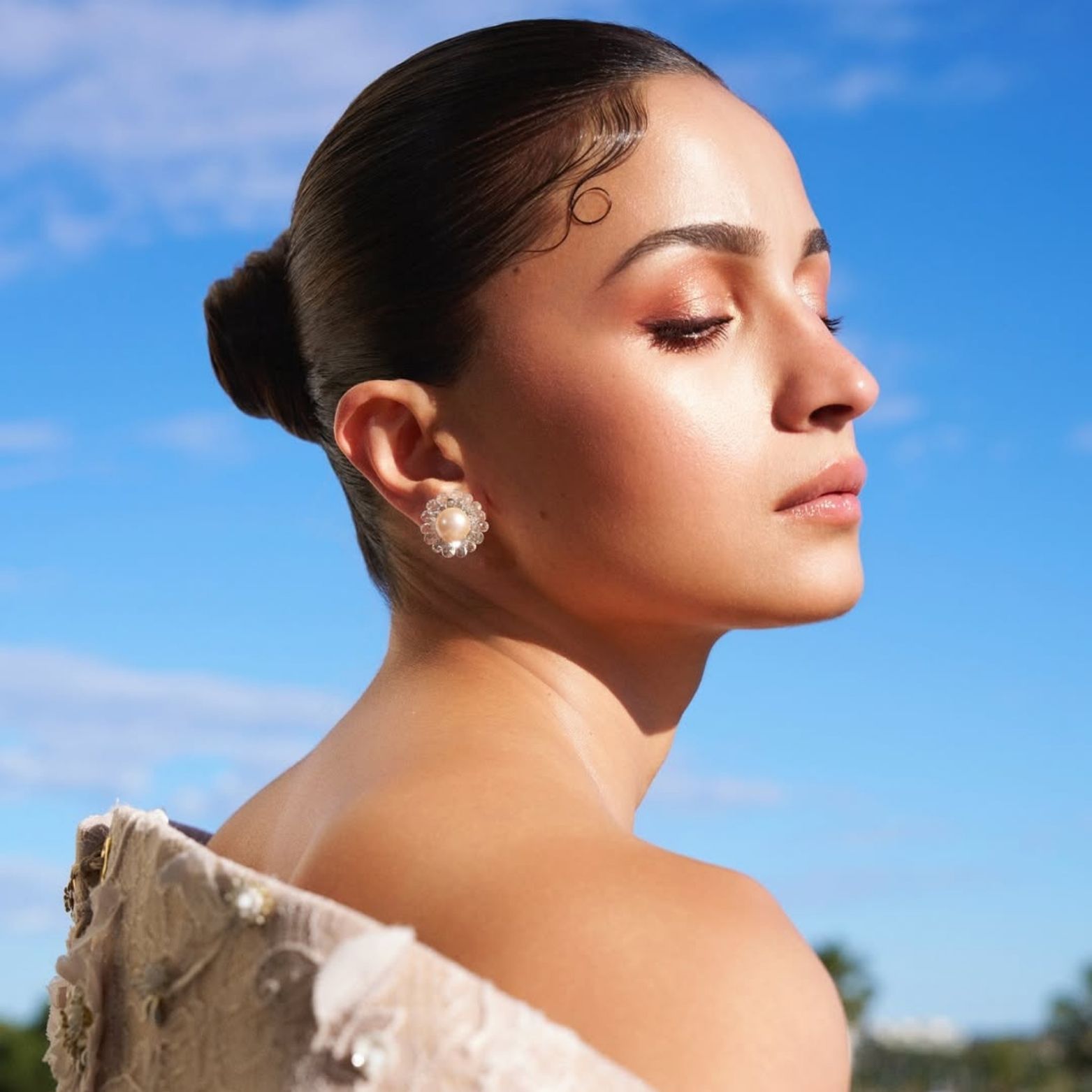  Messy Bun Hairstyle: 20 Trending Looks for All Hair Types and Lengths