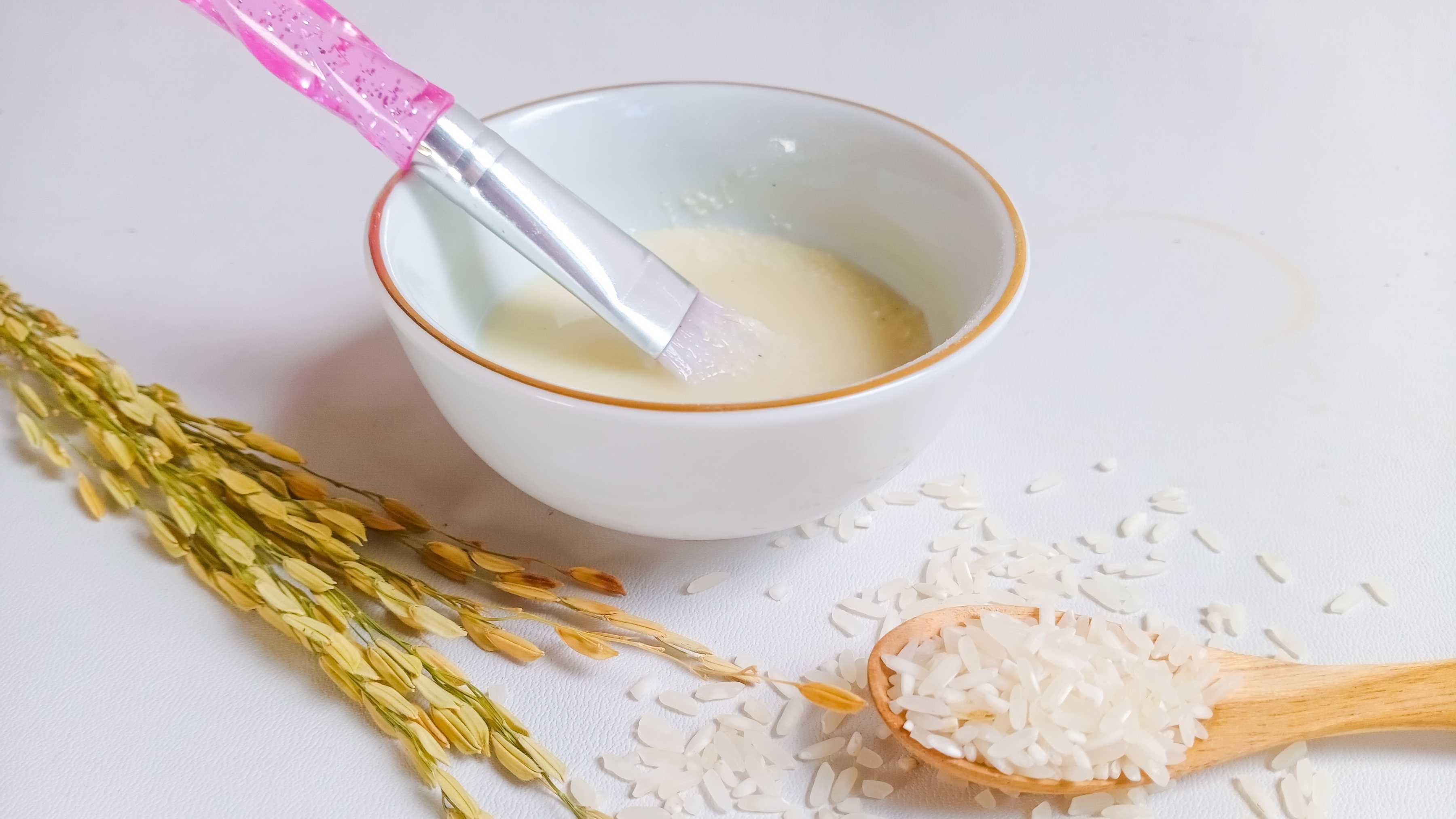 Rice-flour-for-face-Benefits---15-DIY-Recipes