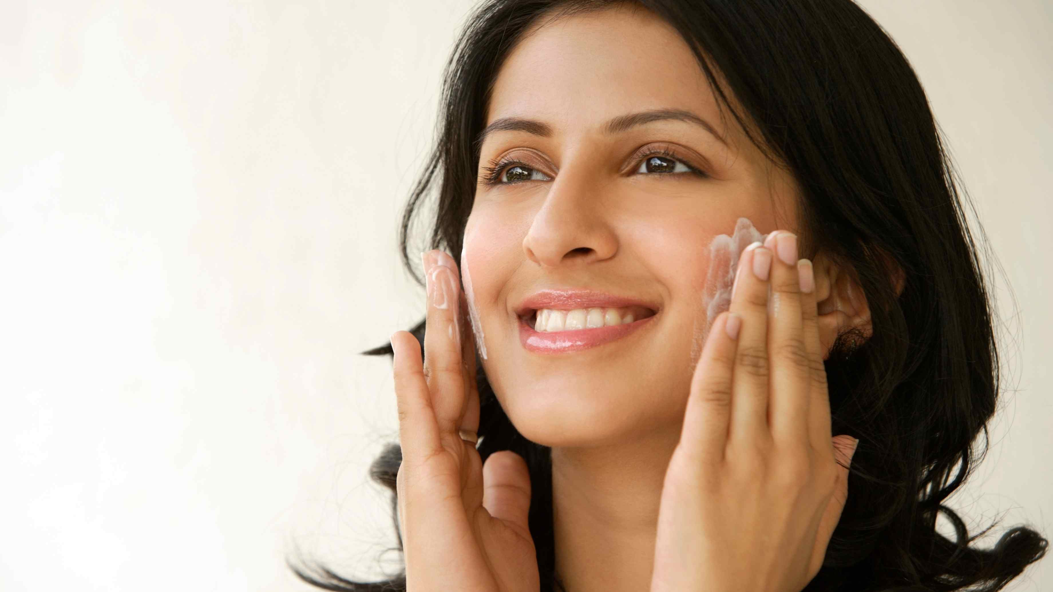 Seal It With a Lightweight Moisturiser