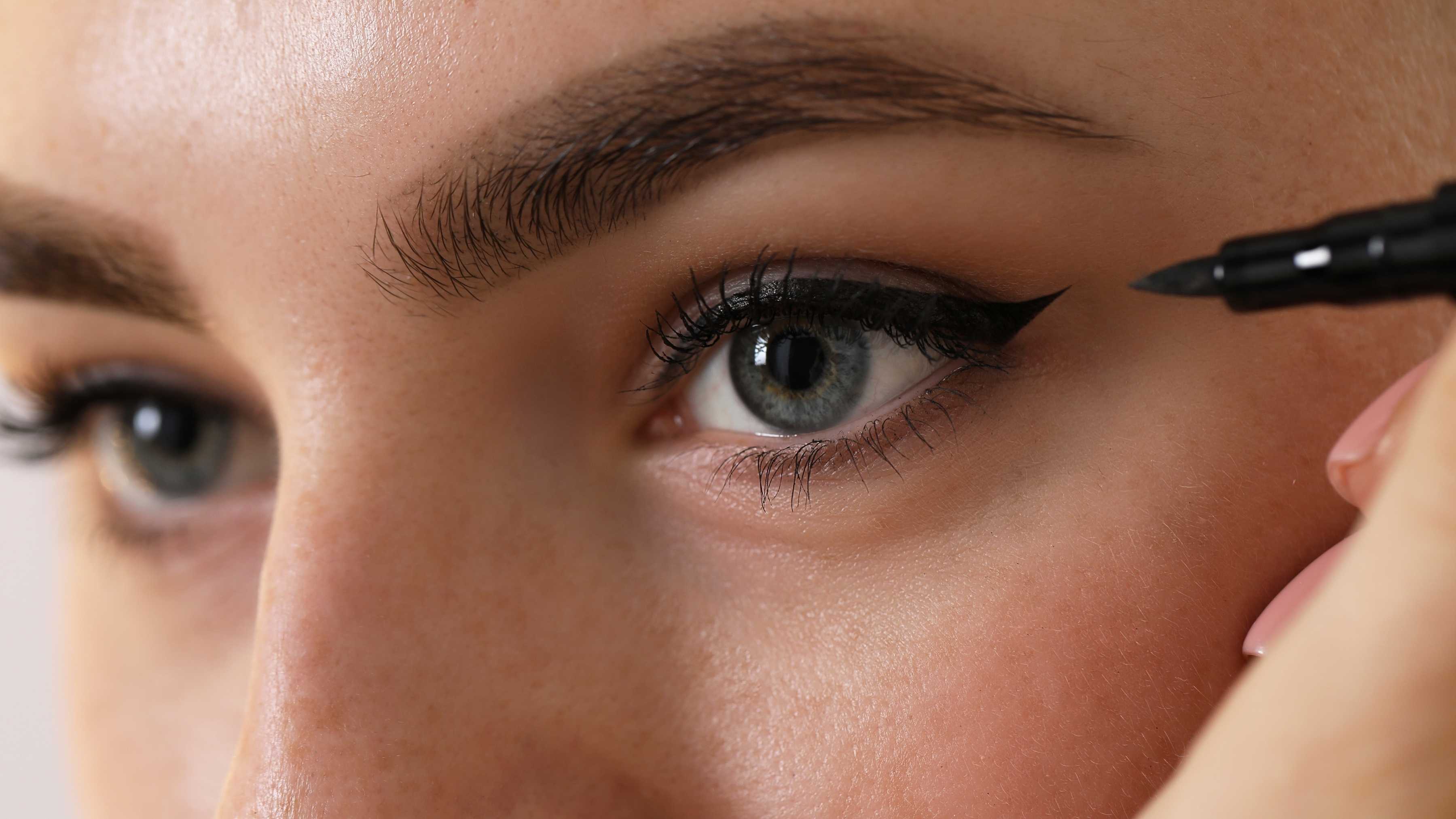 How to Apply Eyeliner - Tips & Techniques