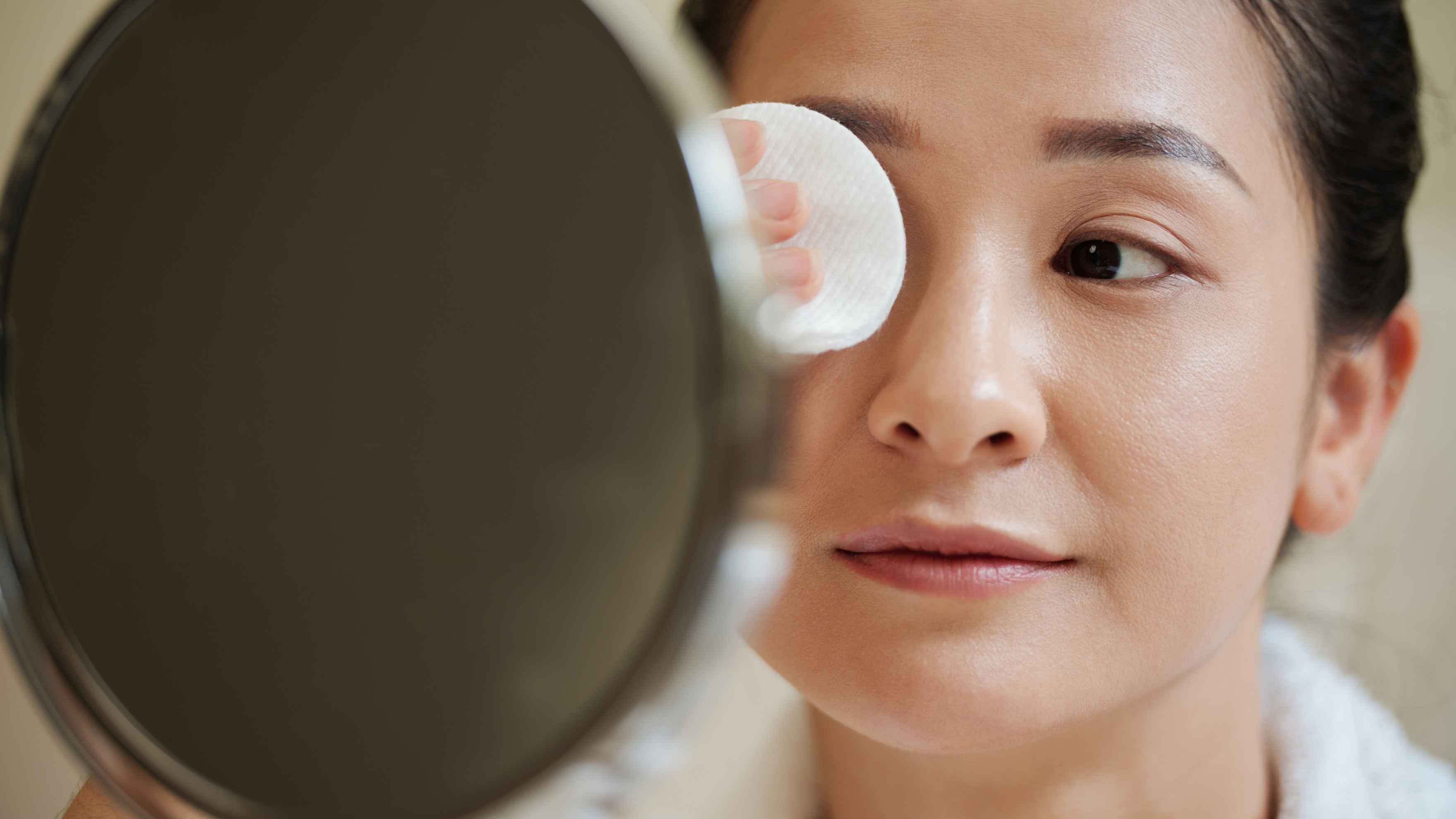 How to Remove Eyeliner Effectively