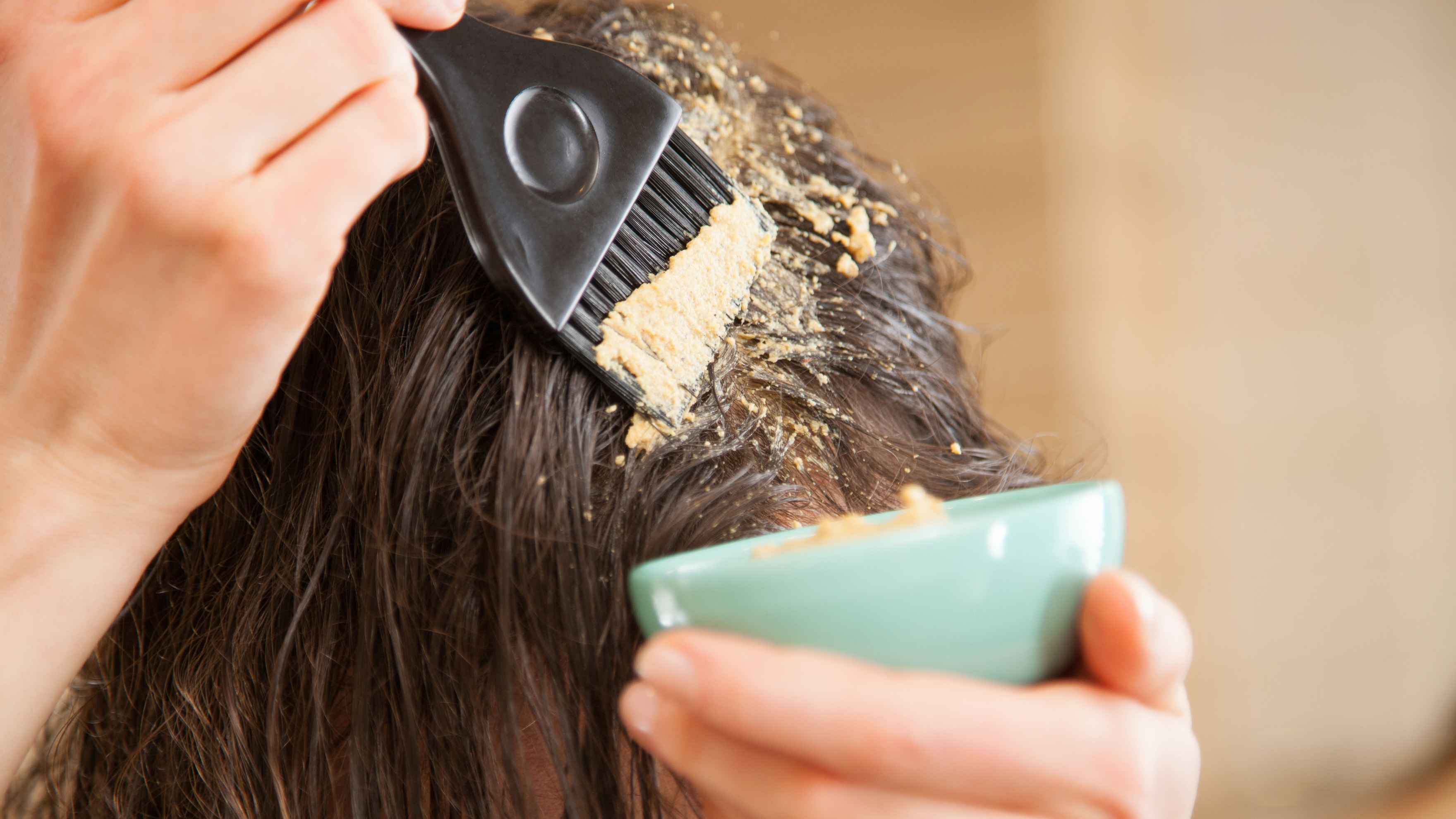 How to Use a Homemade Hair Mask Correctly