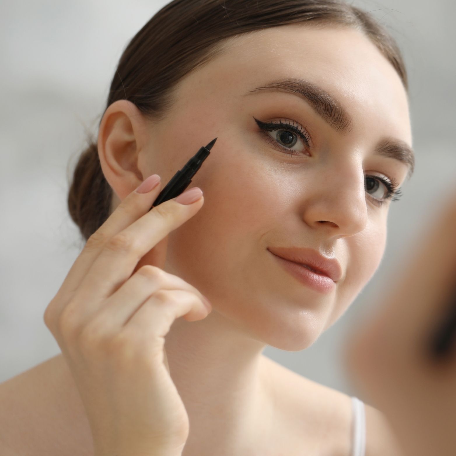 How to apply eyeliner- step-by-step process