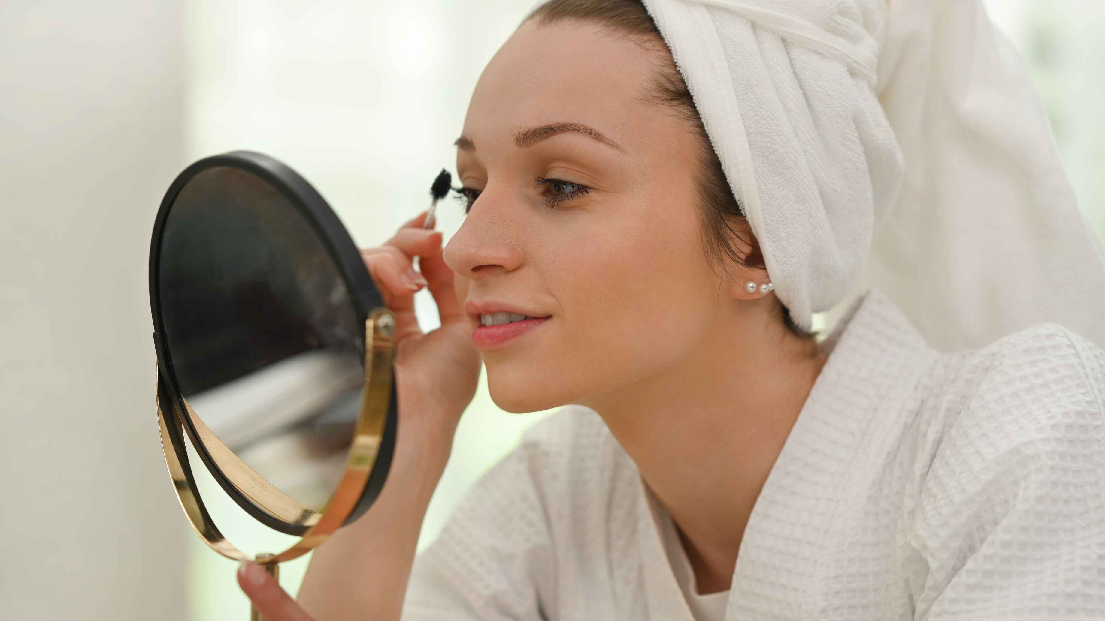 How to Use Castor Oil for Eyelashes — Step-by-Step