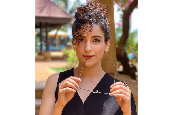 முறுக்கிய ஹேர் மேலே பாதி கீழே பாதி முறுக்கிய ஹேர் மேலே பாதி கீழே பாதி