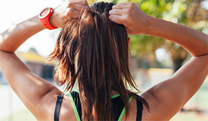 5 HAIR HACKS TO FAKE CLEAN HAIR AFTER A WORKOUT