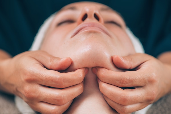 5 minute face massages for glowing skin