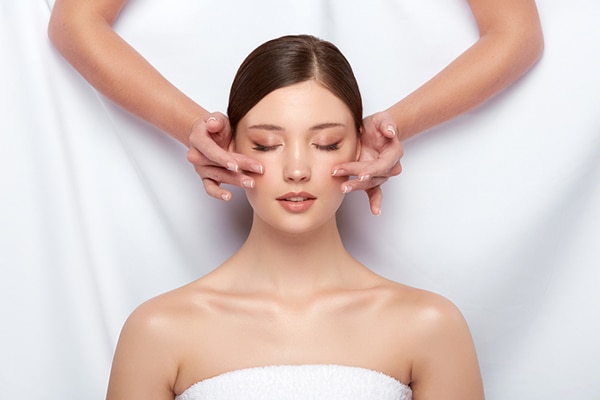 5 minute face massages for glowing skin