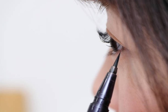 how to apply eyeliner