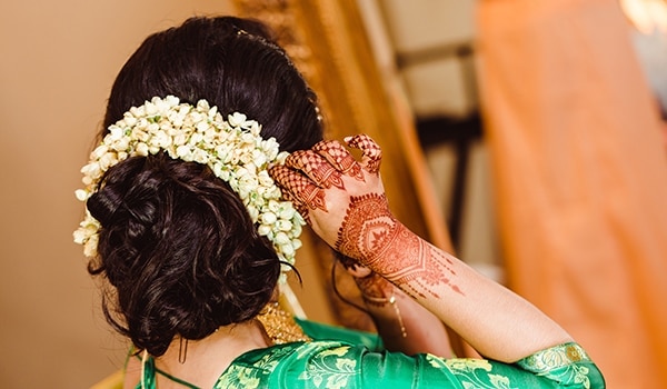 আপনি কি বিয়ের কনে? আপনার  চুলের ধরন শুষ্ক?  আপনার জন্য বিশেষ দিনটিতে  সেরা হেয়ারস্টাইল