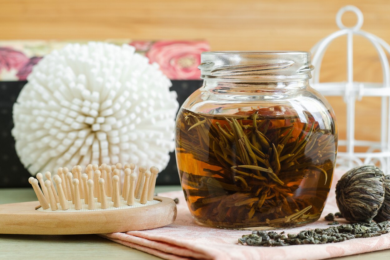 घर पर चाय से बालों को कैसे धोएं घर पर चाय से बालों को कैसे धोएं