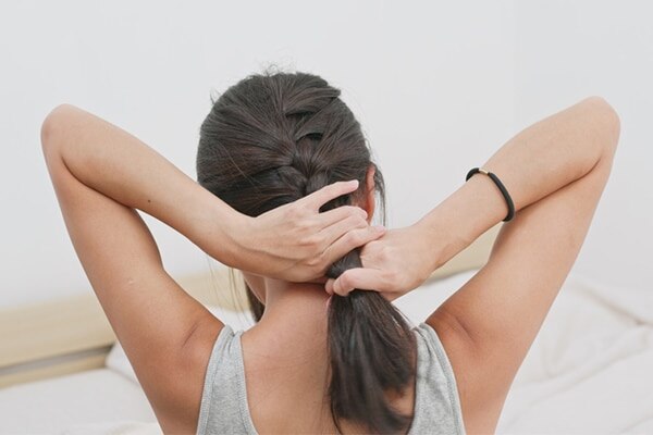 अपने स्कैल्प की मालिश करें अपने स्कैल्प की मालिश करें