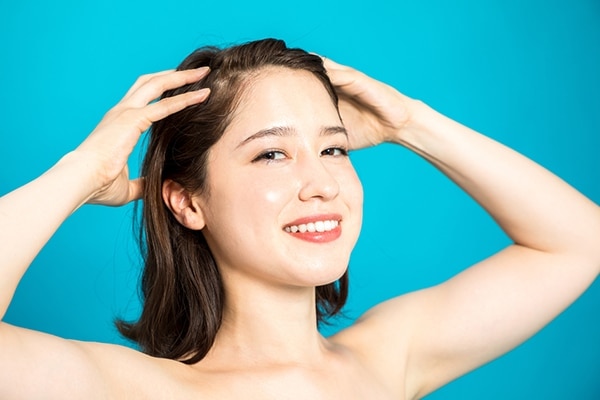 अपने स्कैल्प की मालिश करें अपने स्कैल्प की मालिश करें