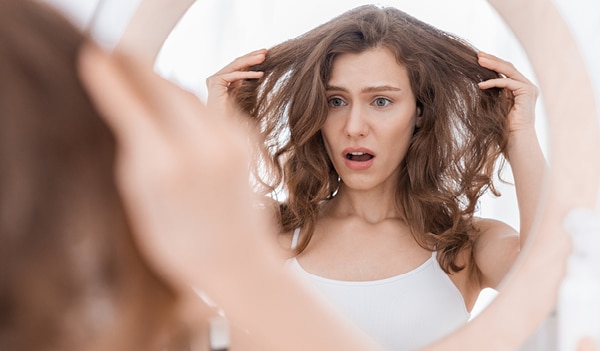 क्या आपके बाल धोने के बावजूद चिपचिपे लगते हैं?  