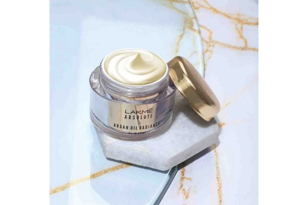 6. Lakmé Absolute Argan Oil Radiance Oil-In-Crème 6. Lakmé Absolute Argan Oil Radiance Oil-In-Crème