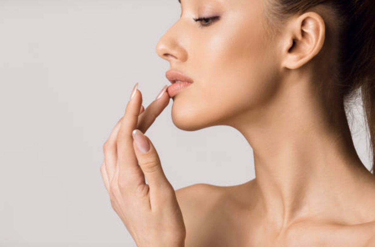 Difference Between Lipstick, Lip Gloss and Lip Tint woman smudge Difference Between Lipstick, Lip Gloss and Lip Tint woman smudge