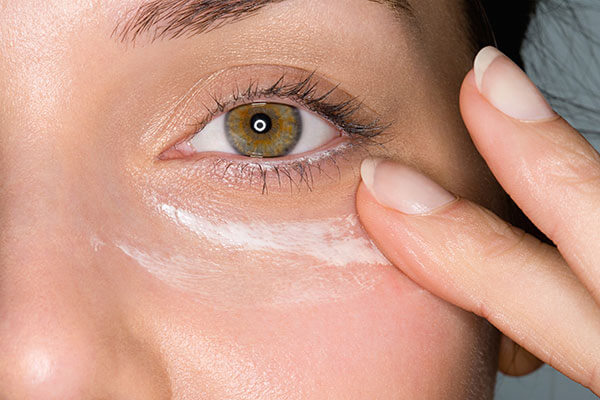 HOW TO KEEP YOUR UNDER EYE CONCEALER FROM CREASING