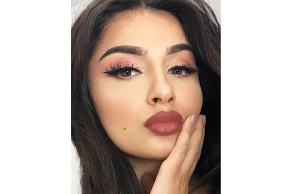 How to remove glitter eye makeup easily How to remove glitter eye makeup easily