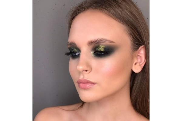 How to remove glitter eye makeup easily How to remove glitter eye makeup easily