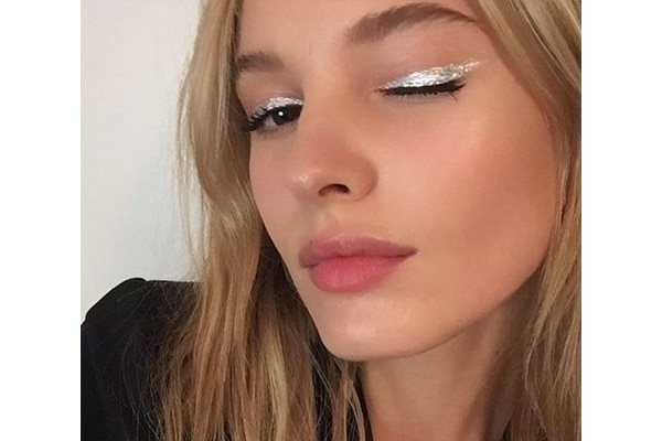 How to remove glitter eye makeup easily How to remove glitter eye makeup easily